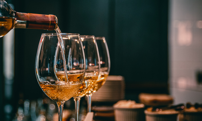 Bottiglia e calici di vino