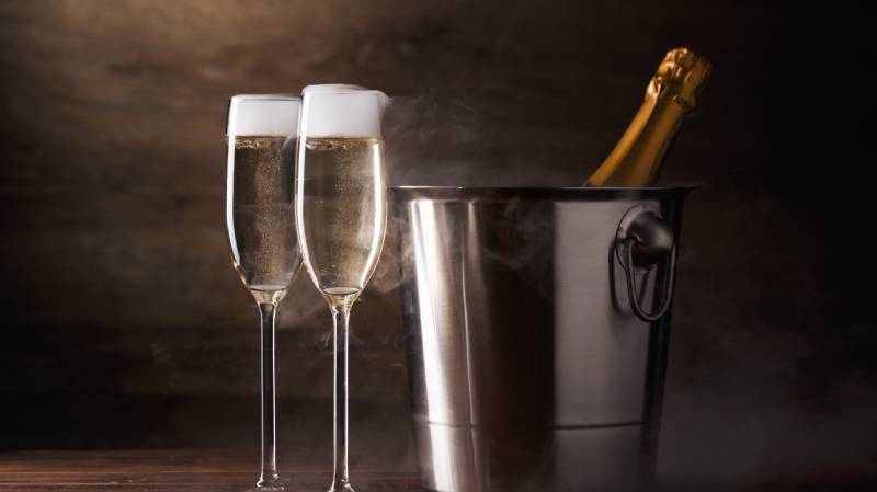 Carta Da Parati Bollicine Di Champagne Su Uno Sfondo Dorato O Giallo