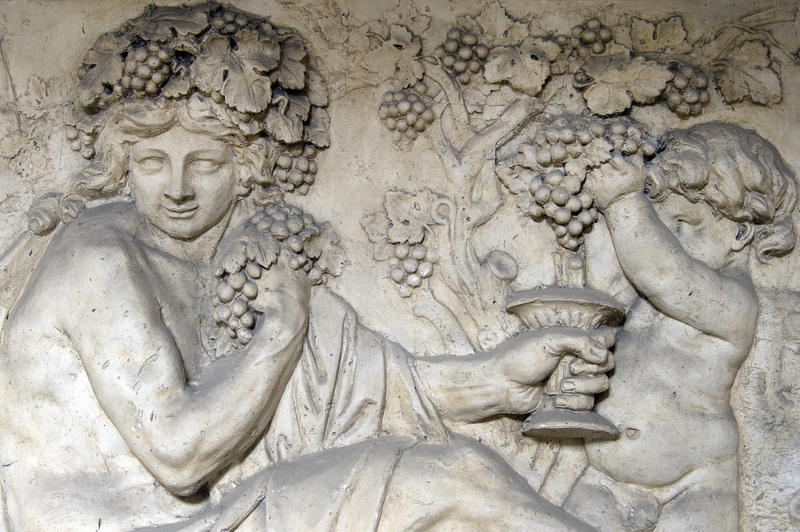 Scultura uomo che beve vino
