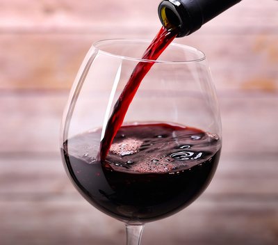 Que boire avec du confit de lapin ? Choisissez un vin rouge tannique et structuré.